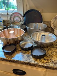 Bakers Lot Includes Bunt Pans, Tart Pans Large And Small - Lr71