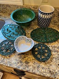 Go Green Lot Of 7 Includes Two Polish Pottery, Strainer And 4 Trivets -lr76