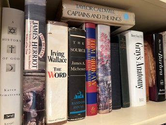 Entire Shelf Of Books Including Grays Anatomy - O19