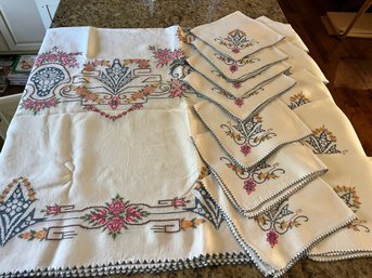 Beauliful Hand Embroidered Linen Table Cloth With 12 Matching Napkins - Bd32
