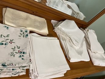 Two Tables Cloths: One  Oval And One Square With Matching Napkins  -Bd41