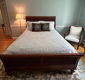 Ethan Allen Wooden Queen Sleigh Bed With Linens - D1