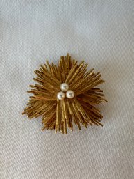 Stunning 18k Yellow Gold Brooch With Pearls Signed - 1