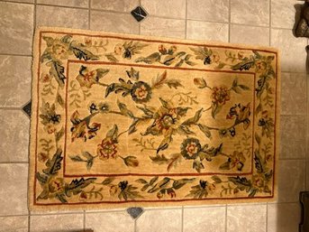 Small Floral Area Rug Approx 24 X 36'