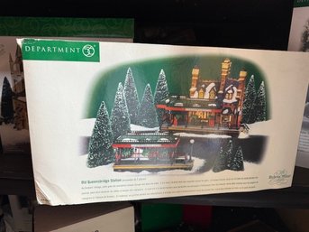 Dickens' Village Series, The Olde Queensbridge Station Enemble Of 2 Pieces