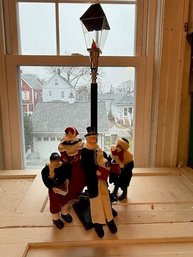 Vintage Holiday Lamp With Group Of 4 Carolers