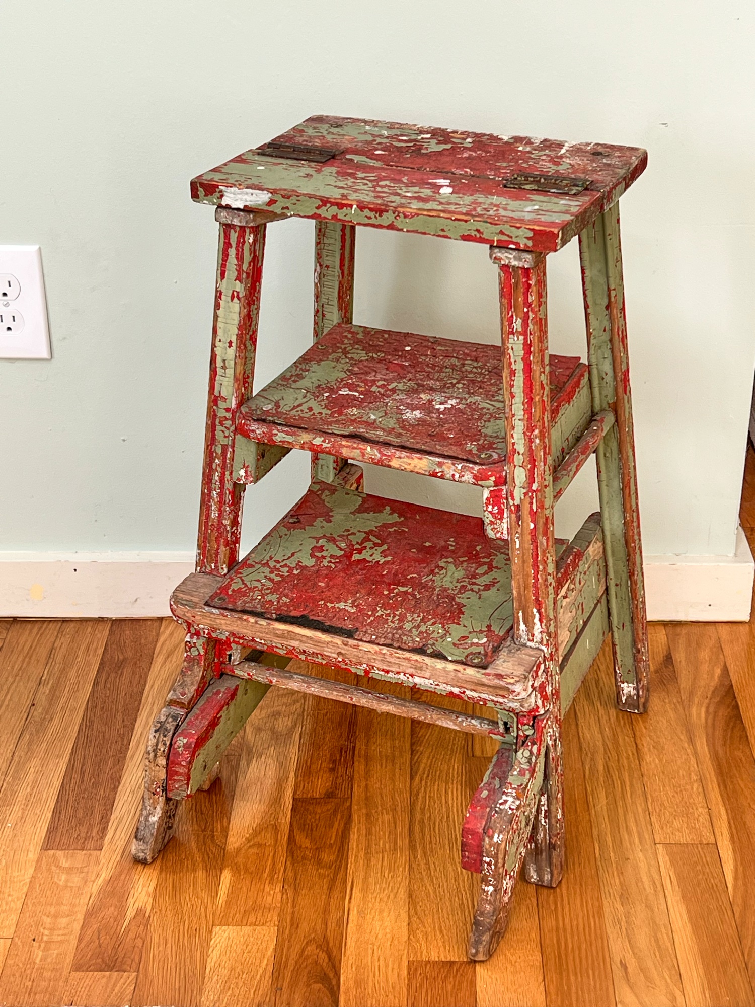 SMALL STEP LADDER with GREAT PAINT #61262 | Auctionninja.com