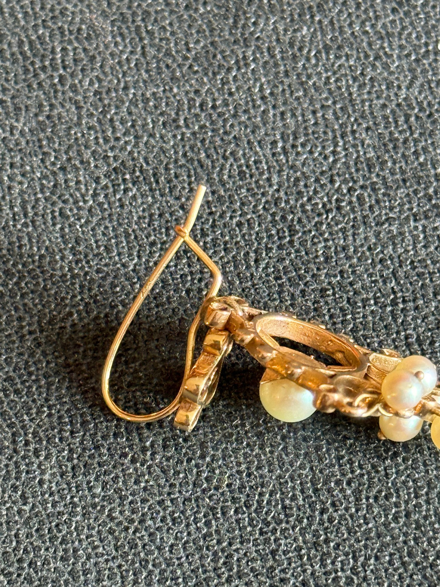 De Cavalier Gold and Pearl drop clip on earrings 455 main image 1