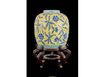 (Late 20th c) ARABESQUE PORCELAIN JAR