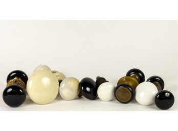 GROUPING OF PORCELAIN DOOR HARDWARE