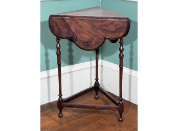 LOBED TRIANGULAR HANKERCHIEF TABLE