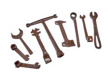ASSORTMENT OF VERY EARLY IRON MECHANICS TOOLS