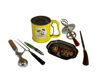 GROUP Of VINTAGE KITCHENWARES
