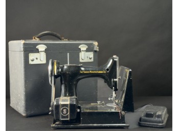 SINGER FEATHERWEIGHT PORTABLE SEWING MACHINE