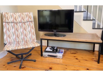 SAMSUNG 32' TELEVISION and ACCESSORIES