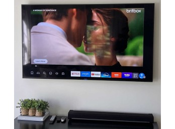 SAMSUNG 65' FLATSCREEN TV w/ SONON SOUNDBAR