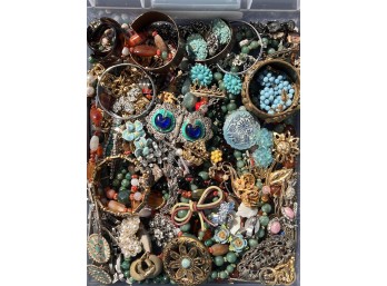 GREAT SELECTION OF VINTAGE COSTUME JEWELRY