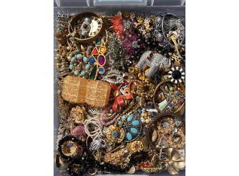 GREAT SELECTION OF VINTAGE COSTUME JEWELRY