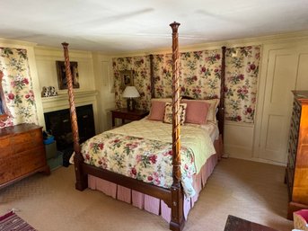 IMPRESSIVE MAHOGANY QUEEN SIZED BED & BEDDING