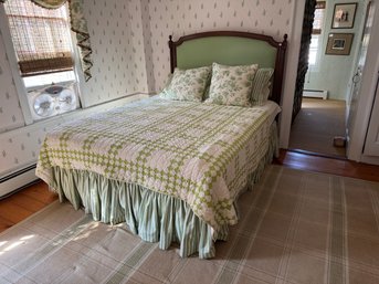 ELEGANT QUEEN-SIZED BED With BEDDING