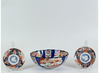 (3) PIECES IMARI: SCALLOPED BOWL & (2) DISHES