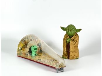 YODA HAND PUPPET & FLINTSTONES SHOOTING ARCADE