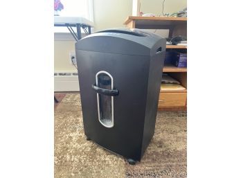 STAPLES SPL-5302D SHREDDER
