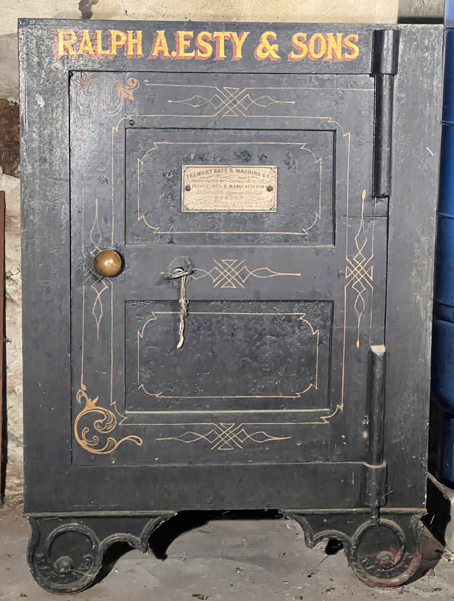 RALPH A ESTY & SONS BARREL KEY LOCKING SAFE #47017 | Auctionninja.com