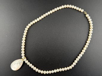 Vintage 14K Gold Freshwater Pearl Necklace With MOP Shell Teardrop Enhancer Pendant