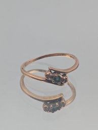 10K Yellow Gold Petite Ring With Green Stone  Size 7  1.23g