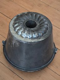Vintage Tin Bundt Tube Cake Mold Fluted Swirl Pattern Bail Handle Primitive Bakeware