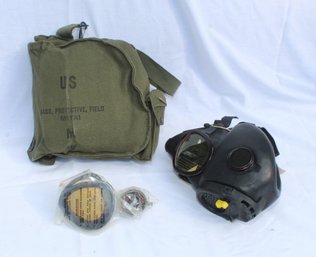 US Military Gas Mask Protective Field M17A1  W/ Canvas Bag (D-8)