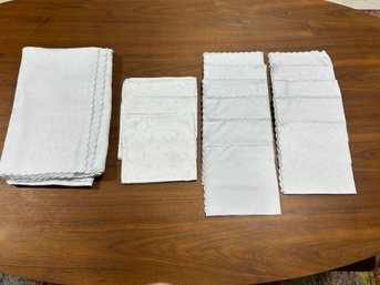 Grouping Of Scalloped Cloth Napkins And Tablecloth (15-piece Set)