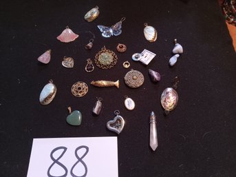 MIXED PENDANT LOT