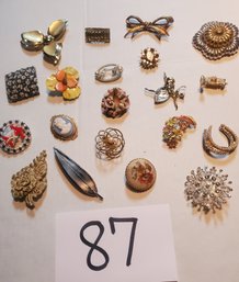 ASSORTED BROOCH LOT