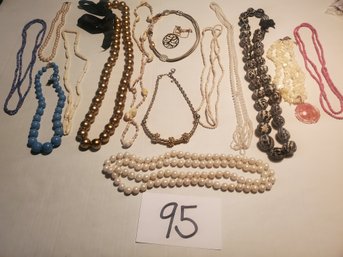 LARGE ASSORTED NECKLACE LOT