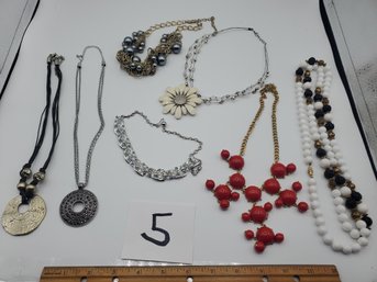 MIXED NECKLACE LOT