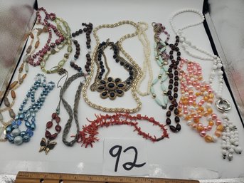 MIXED NECKLACE LOT