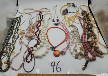MIXED NECKLACE LOT