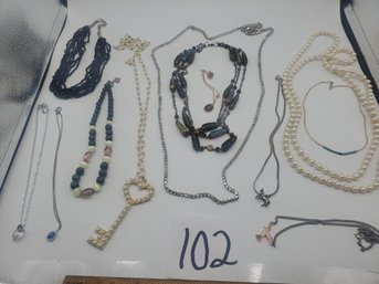MIXED NECKLACE LOT