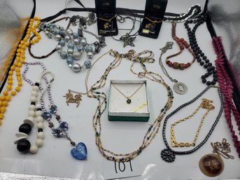 MIXED NECKLACE LOT