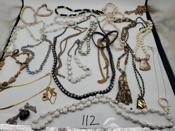 MIXED NECKLACE LOT