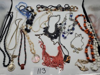 MIXED NECKLACE LOT