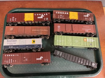 LOT OF 8 HO SCALE TRAIN CARS