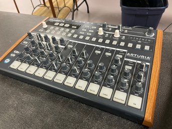 ARTURIA DRUMBRUTE ANALOG DRUM SYNTHESIZER
