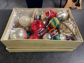 SHOEBOX OF VINTGAE XMAS ORNAMENTS
