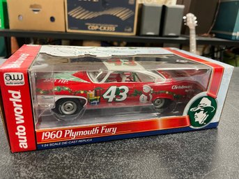 AUTO WORLD 1/24 1960 PLYMOUTH FURY RICHARD PETTY 2015 EDITION MERRY CHRISTMAS