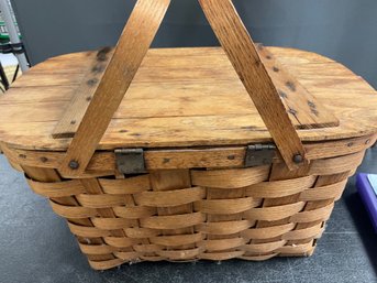 LARGE VINTAGE PICNIC BASKET - DOUBLE HANDLE