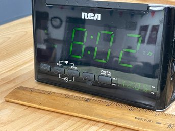 RCA DIGITAL ALARM CLOCK