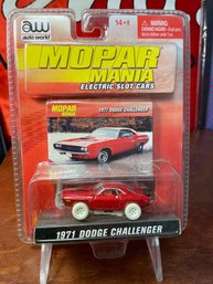 MOPAR MANIA - SLOT CAR - 1971 CHALLENGER - WHITE TIRES